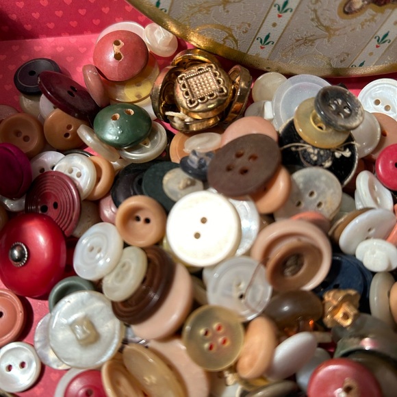 Lot of Vintage Christmas Color Themed Buttons in tin - Picture 10 of 13